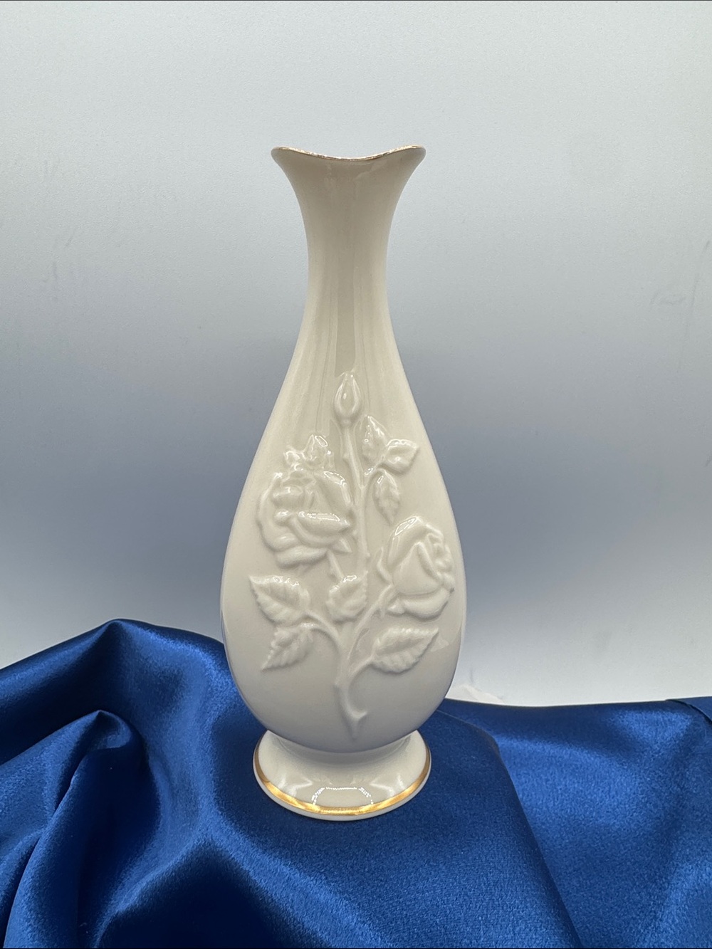 Lenox "Sharon" collection ivory porcelain bud vase with 24k gold trim.
